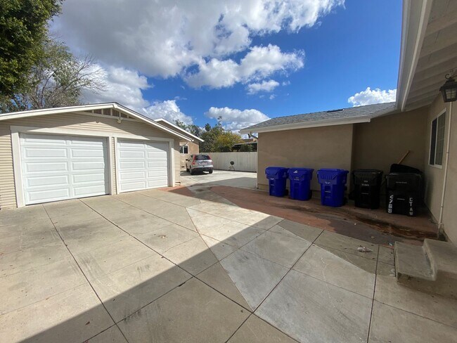 Building Photo - Cozy 3BD/1BA w/ Large Kitchen! (Lease out, pending signatures. Check back in a few days!)