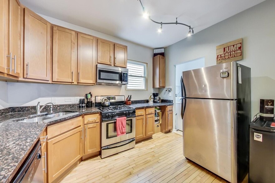 Building Photo - 3618 W Dickens Ave