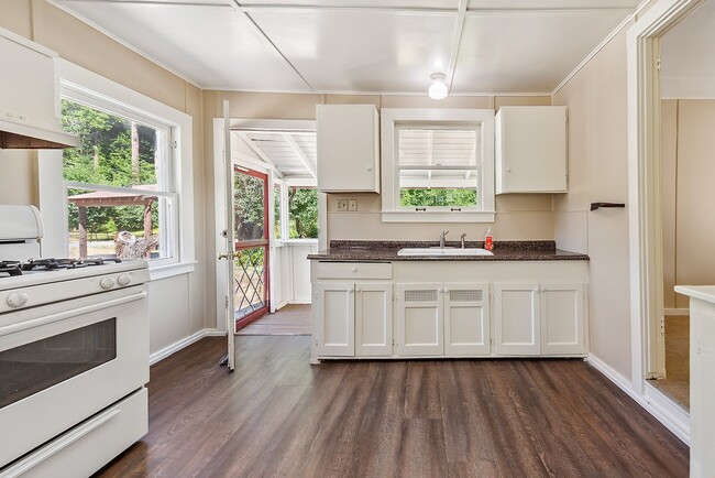 Building Photo - 750 Square Foot one  Bedroom cottage on pr...