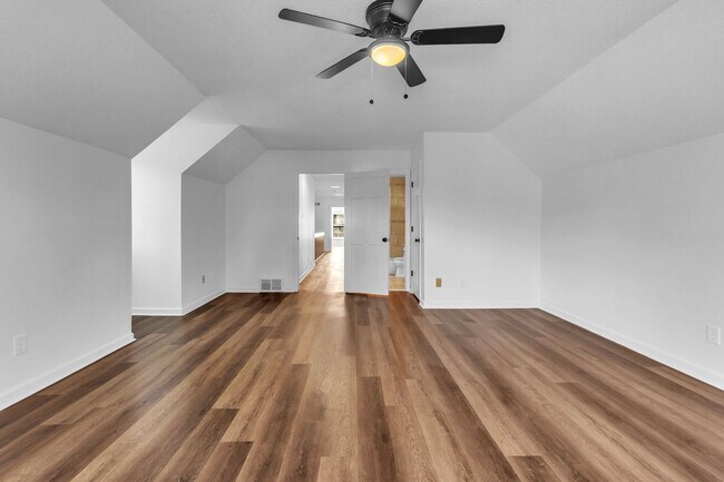 Building Photo - AVAILABLE NOW!! 5 Bedroom 3.5 Bath Fully R...