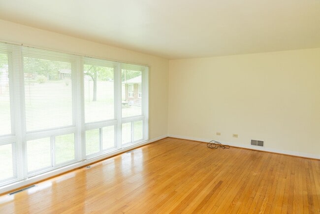 Building Photo - Comfortable Single-Family Living with All-...