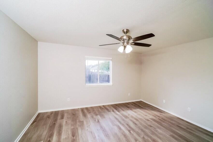 Building Photo - 117 Mood Lake Dr