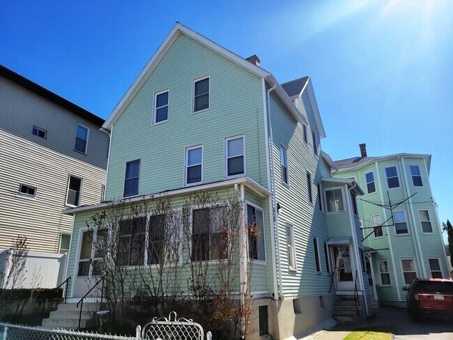 Building Photo - 73 1/2 Esther Street Unit 3