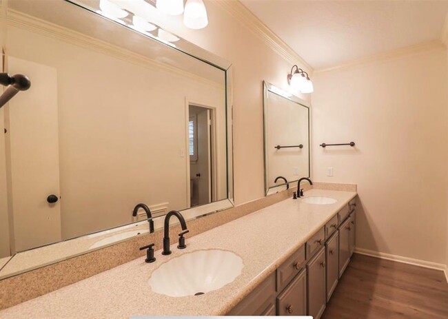 Building Photo - 15626 Canterbury Forest Dr