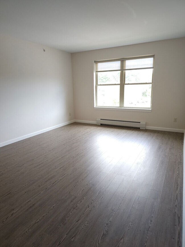 Building Photo - Here's a 1 Bedroom Apartment waiting for you!