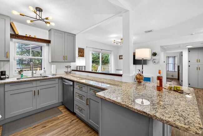 Building Photo - 1317 E Diana St