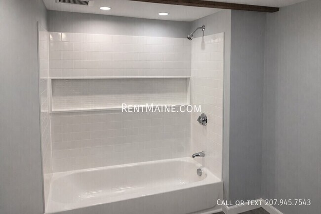 Building Photo - 492 Main St