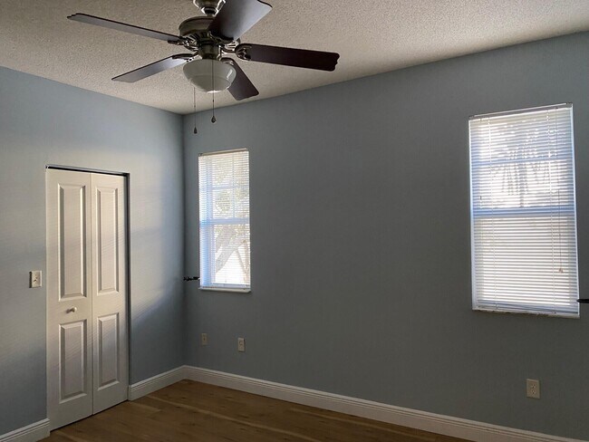 Building Photo - 5960 W Sample Rd