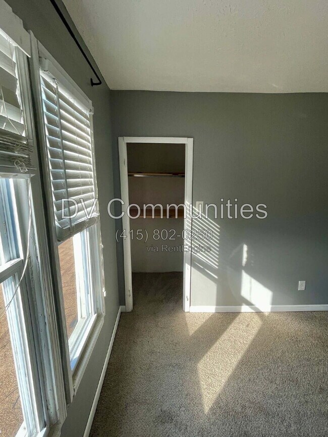 Building Photo - 1335 W 61st St