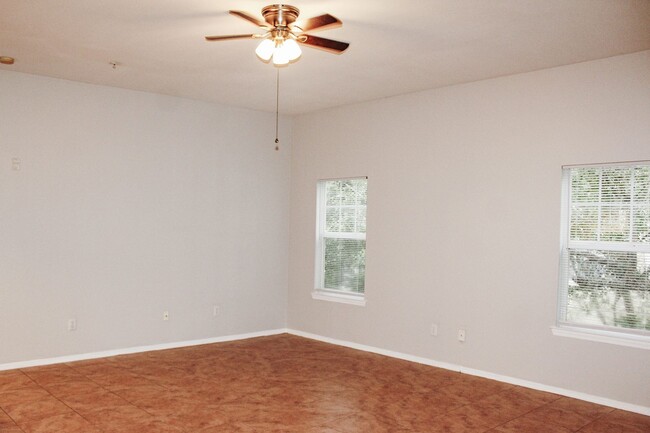 Building Photo - MOVE IN NOW !! Spacious 2bd 2ba on 3rd flo...