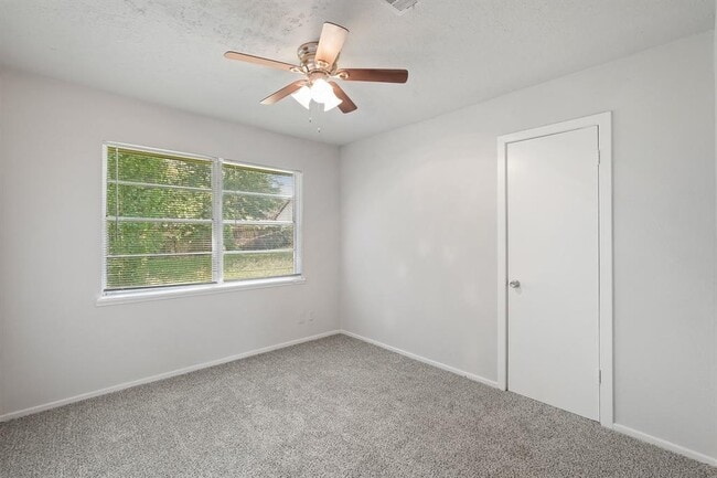 Building Photo - 2206 Hickory Ln