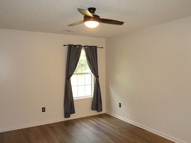Building Photo - 127 Village Ct