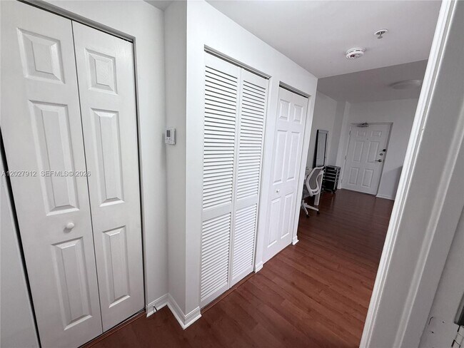 Building Photo - 115 SW 42nd Ave