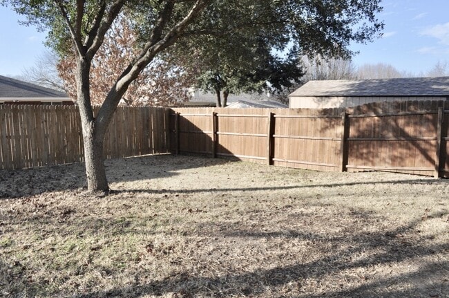 Building Photo - 229 Lancelot Dr