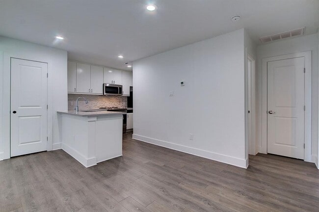 Building Photo - 6910 Hart Ln