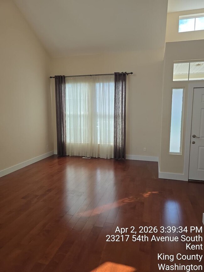 Building Photo - Kent Cypress Cove at the Lakes home - 3 bedroom 2.5 bath with 2 car garage - Available NOW.