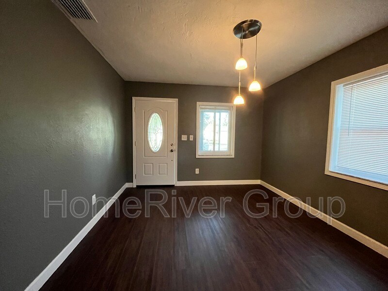 Building Photo - 4715 W Knights Ave