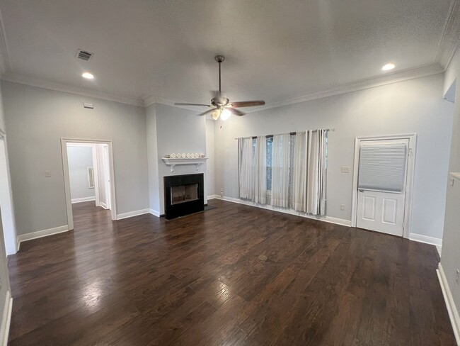 Building Photo - Newly remodeled, 4 bedroom, 2.5 bathroom h...