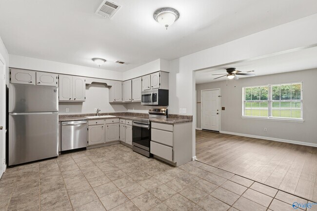 Building Photo - 102 Greenwood Cir
