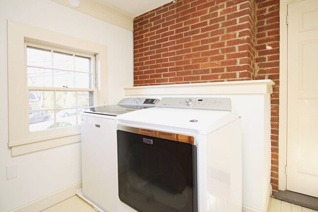 Building Photo - Charming Home With Fenced Yard