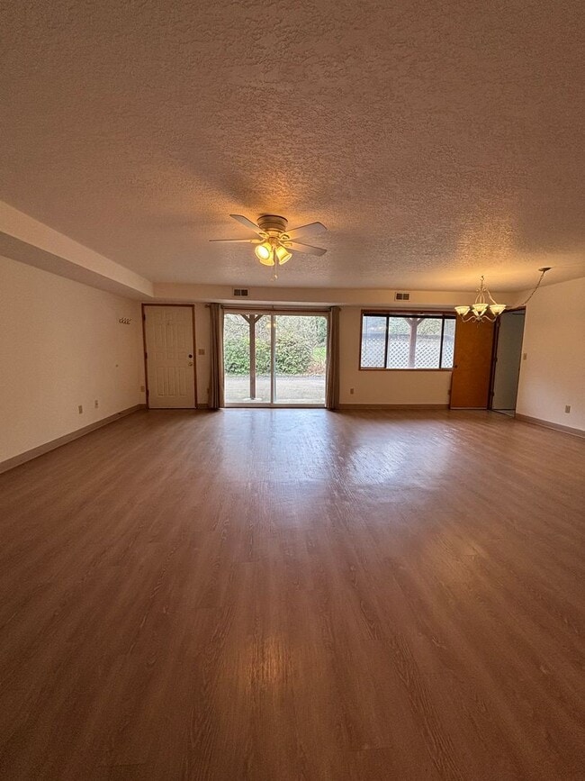 Building Photo - 3 bedroom, 2 bath home in Newberg