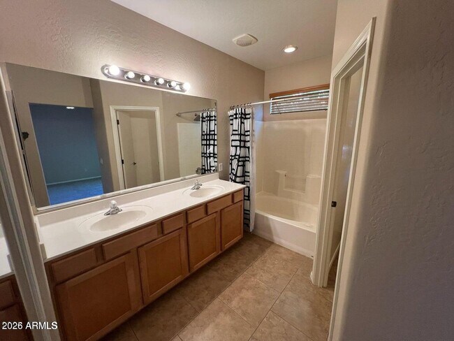 Building Photo - 714 W Spruell Ave