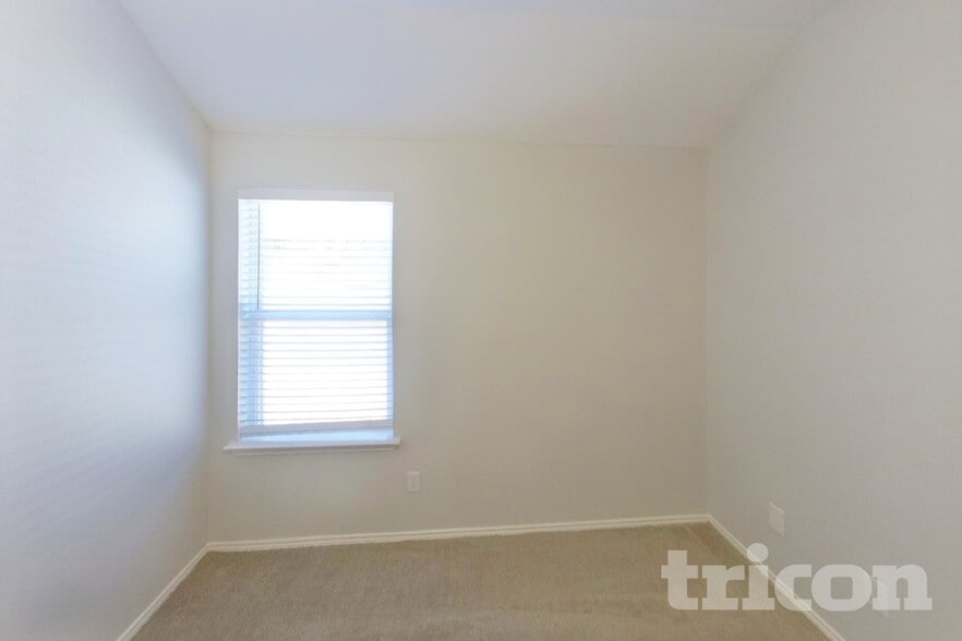 Building Photo - 1615 Hillside Dr