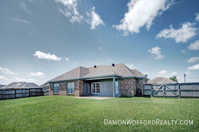 Building Photo - 142 Lakeway Drive