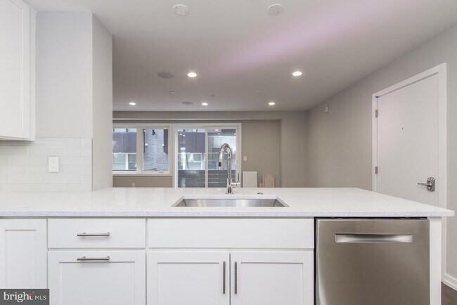 Building Photo - 720 S Sartain St