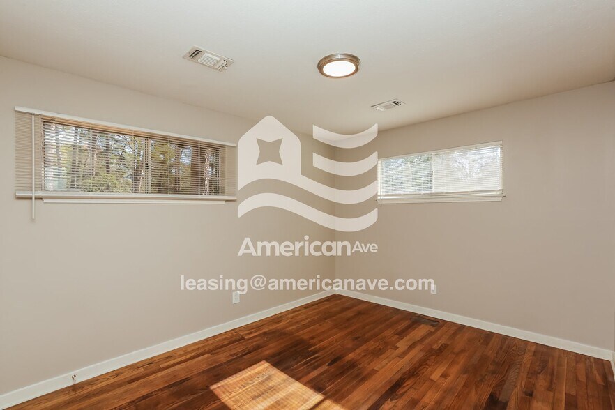 Building Photo - 3025 Charleston Dr