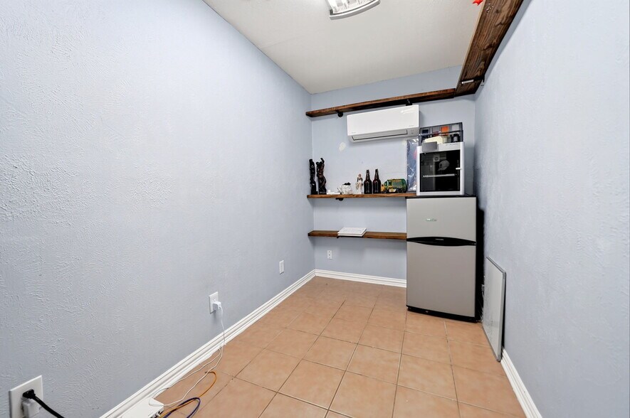 Building Photo - 505 Whittle Way
