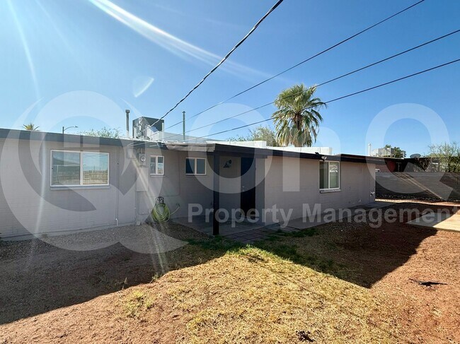 Building Photo - 518 S Mann Ave