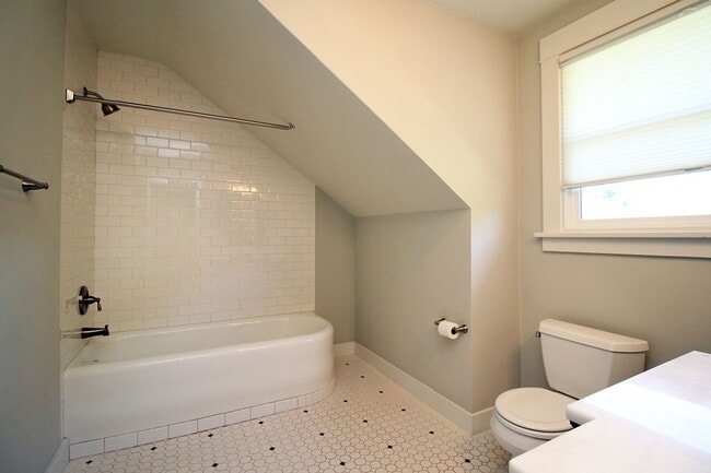 Building Photo - Beautifully Updated 5 Bedroom/3.5 Bath Irvington Craftsman Bungalow!