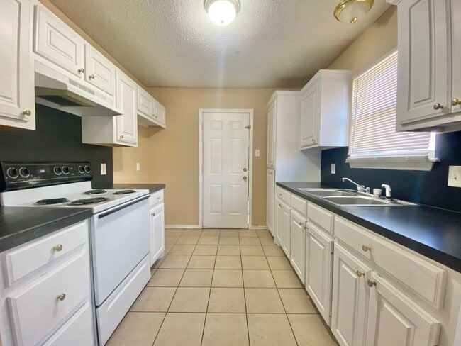Building Photo - 3 bed 1.5 bath now available.