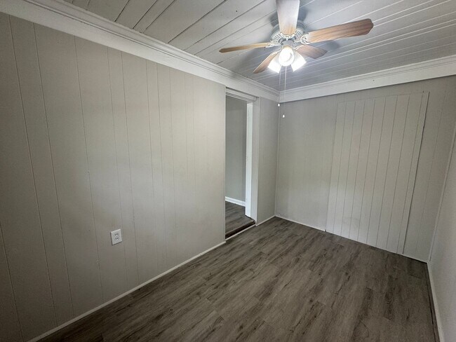 Building Photo - Move in Special!!!! 3/1 Home with bonus room!
