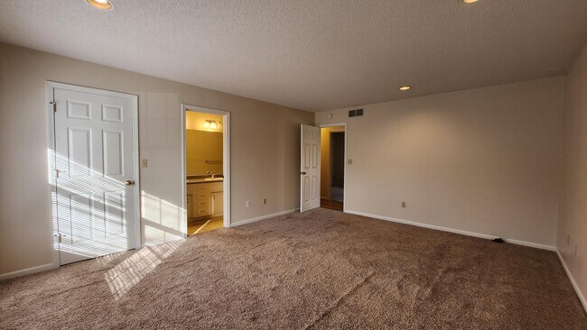 Building Photo - 1009 Sheffield Ct