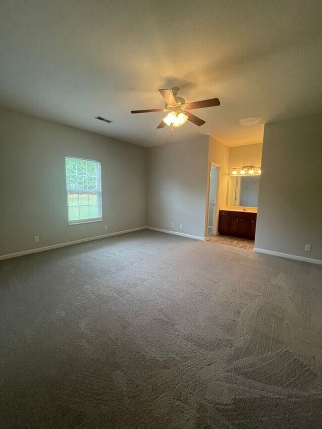 Building Photo - 2 bed, 2 bath, 2 car garage ranch style to...