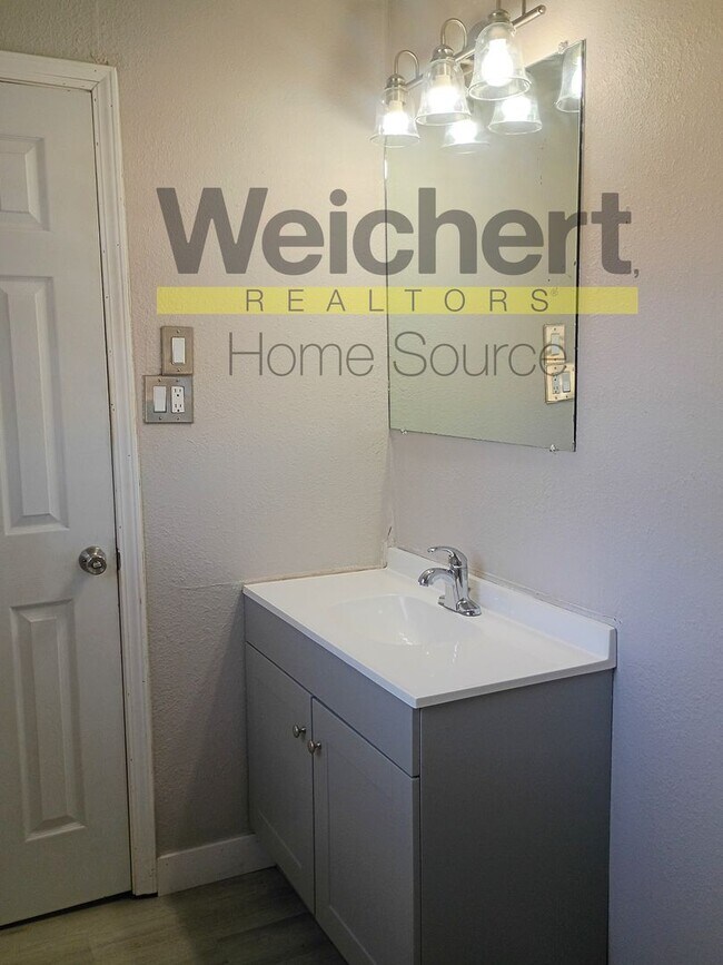 Building Photo - Updated 4-Bed Home with Fenced Yard & Carport