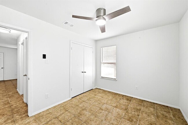 Building Photo - 910 Bret Ln