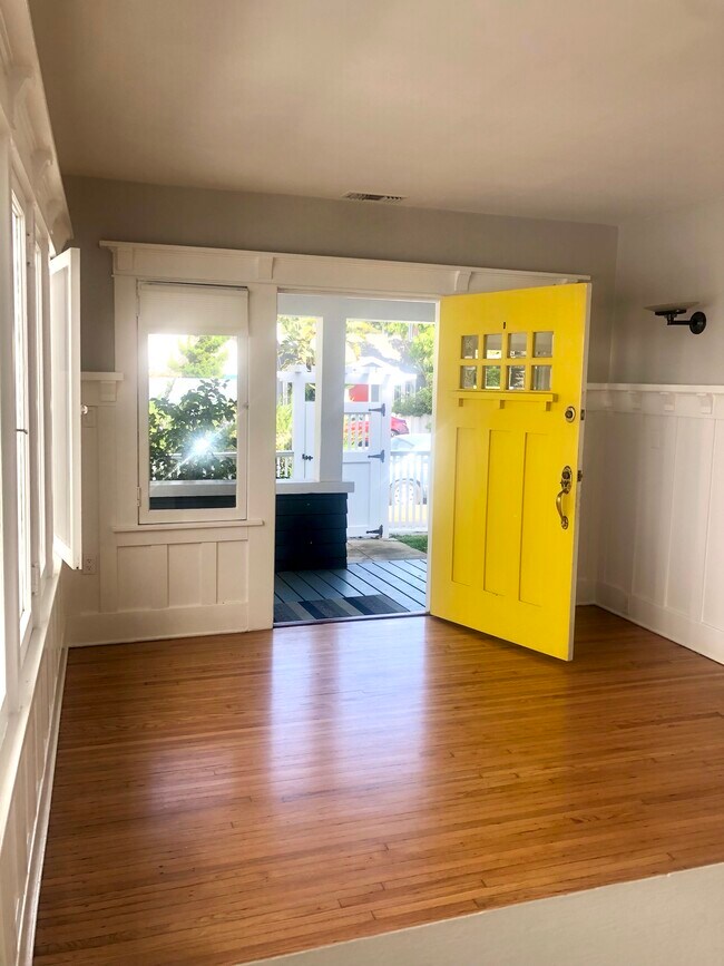 Living room - 232 Market St