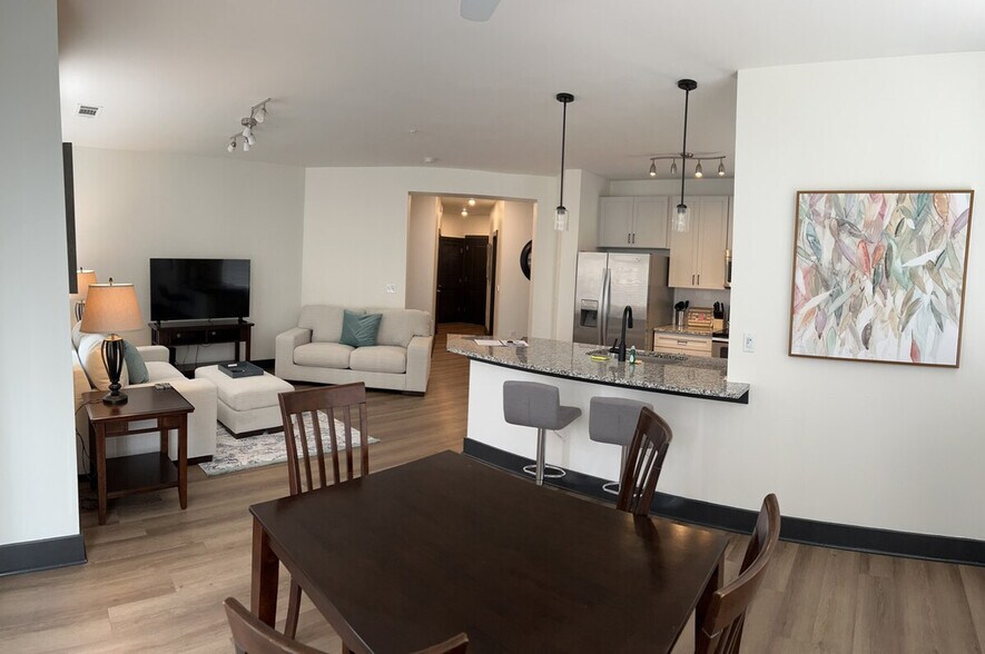 Building Photo - 401 W Trade St