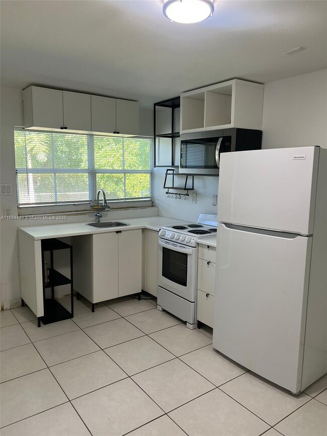 Building Photo - 2 bedroom in Miami Gardens FL 33056