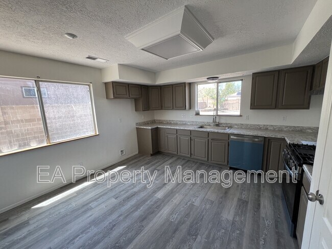 Building Photo - 7259 Pajarito Rd NE