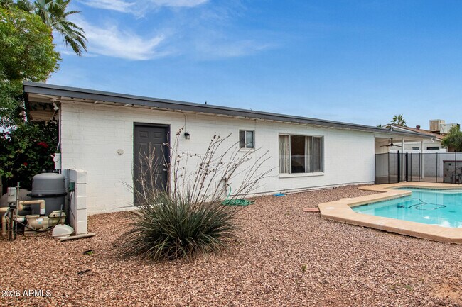 Building Photo - 2424 W Portobello Ave