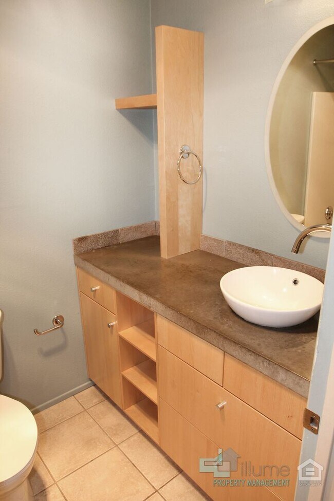 Building Photo - Condo Near OHSU with Huge Deck, Stunning Views and Parking