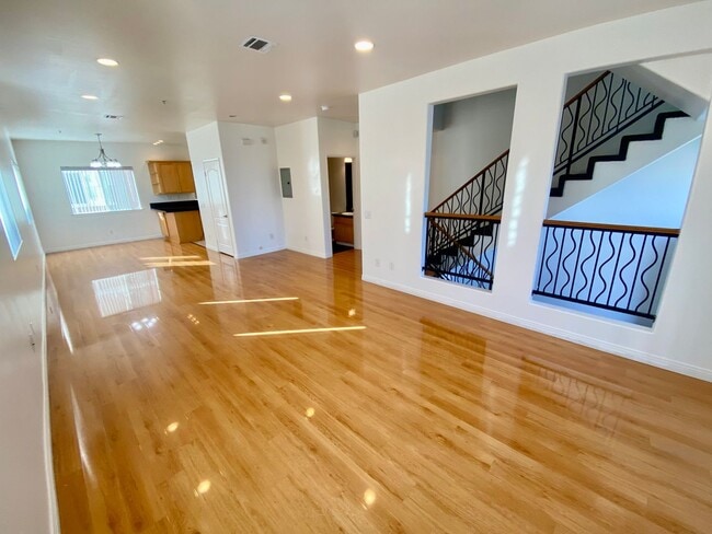 Building Photo - Spacious 4 Bed, 3 Bath Townhouse in Torran...