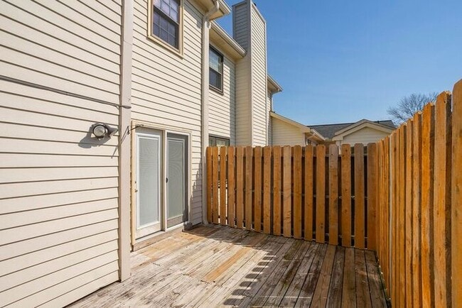 Building Photo - Beautiful 3 Bed Brentwood Townhome!