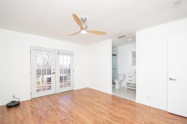 Building Photo - 501 Greenway Dr