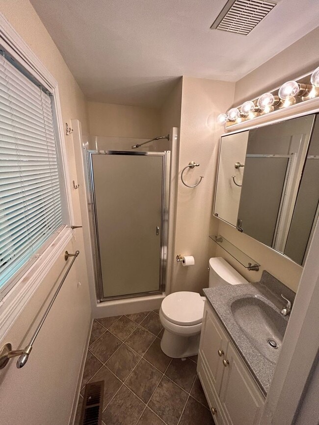 Building Photo - 3 Bedroom, 2 Bath House in Dundee- Great L...