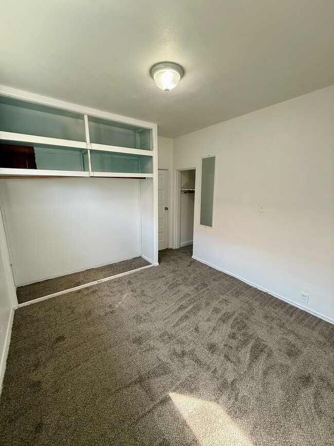Building Photo - 3 bed 1 one bath house with yard